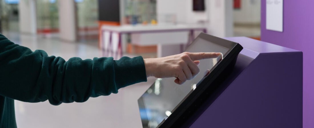 Totens de Autoatendimento em Lojas de Iluminação: Modernize o Atendimento sem Perder o Encanto