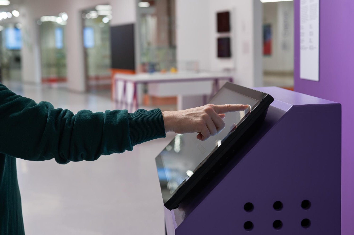 Totens de Autoatendimento em Lojas de Iluminação: Modernize o Atendimento sem Perder o Encanto